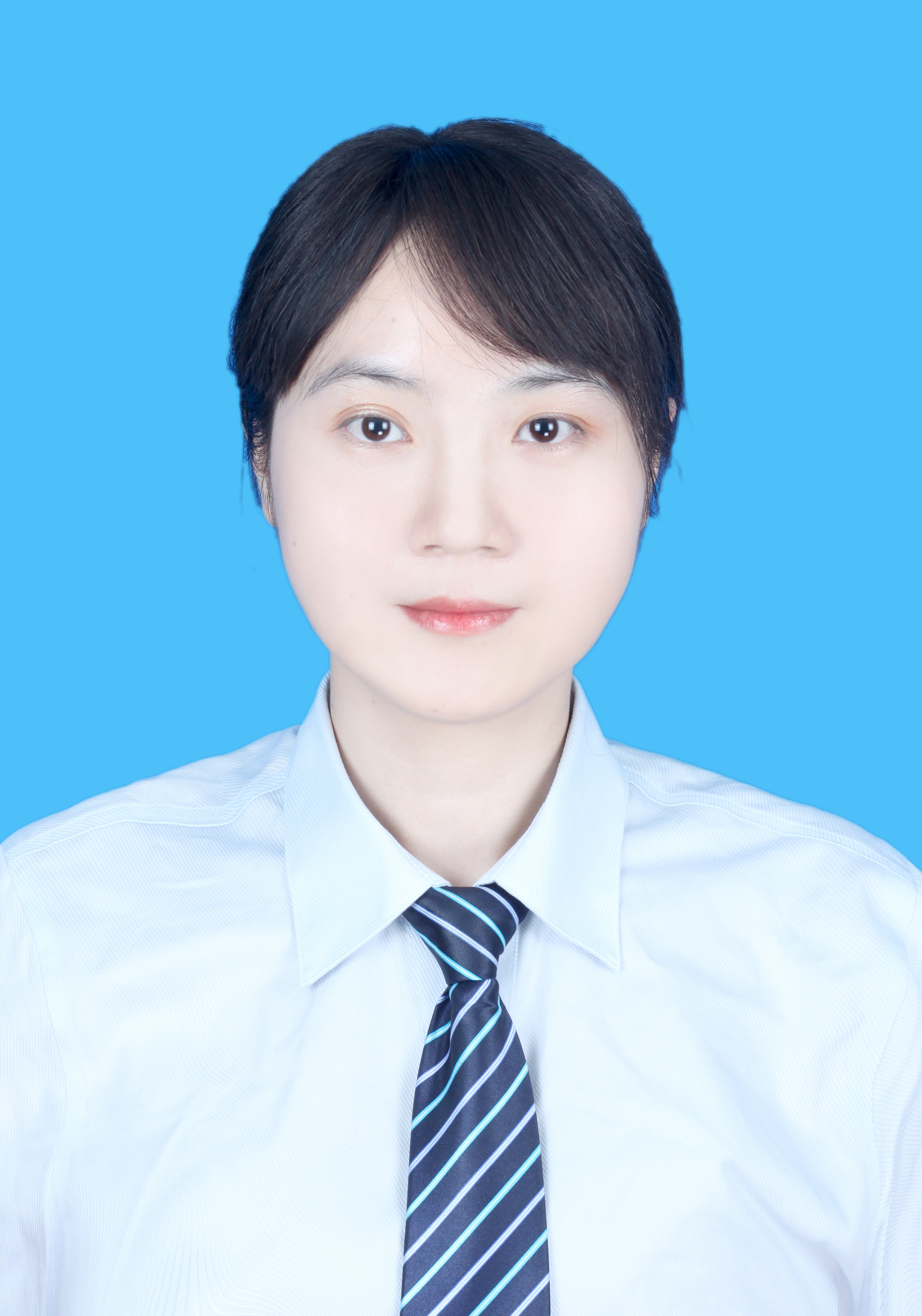阳 霞